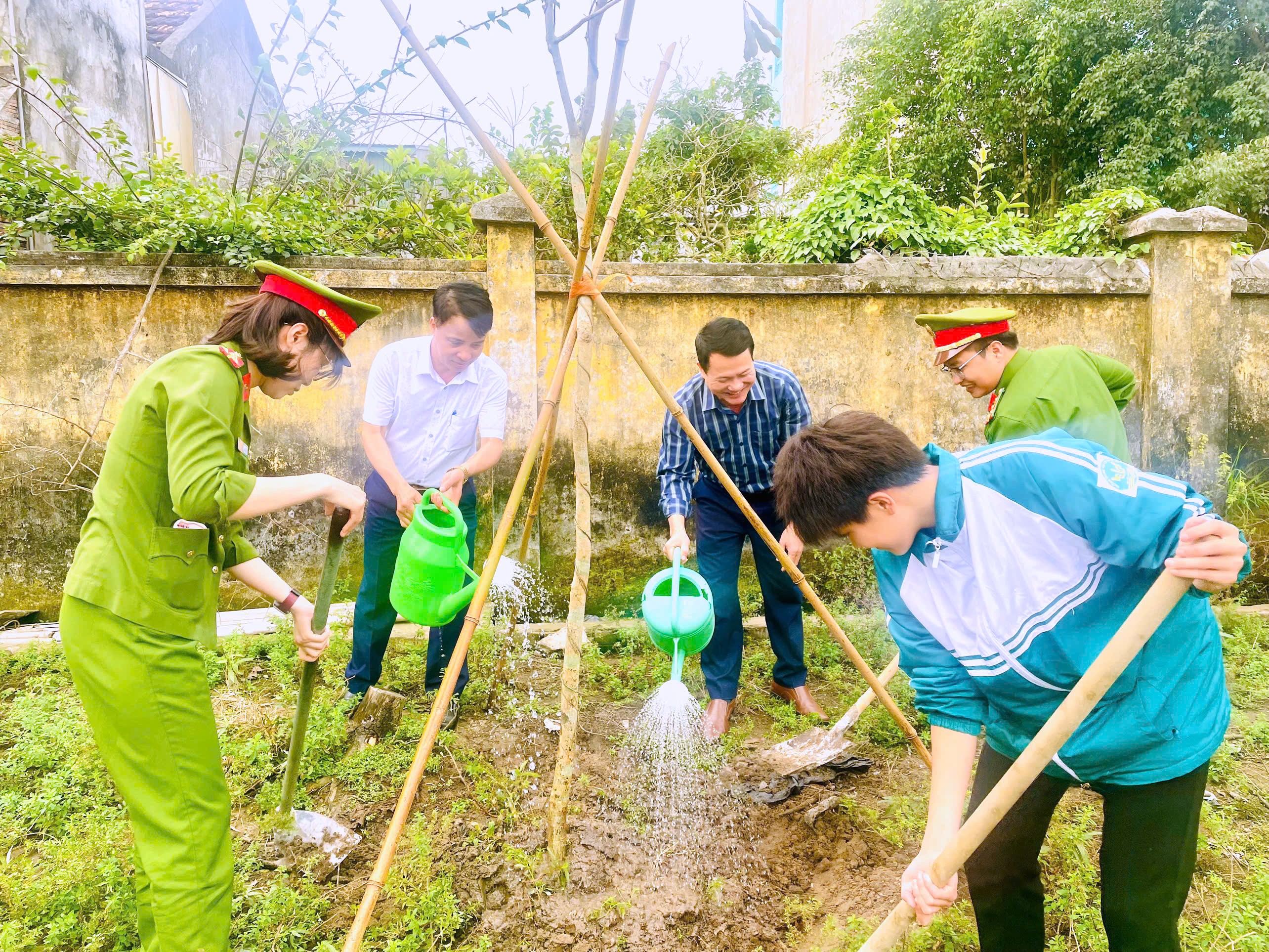 Công an xã Yết Kiêu phối hợp tổ chức lễ trồng cây “Đời đời nhớ ơn Bác Hồ kính yêu”